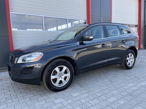 Volvo XC60 2.4 D [D3] Momentum Navi/Br/Manul...